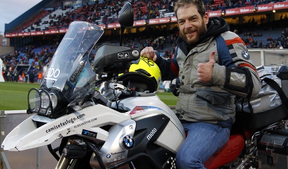 Miquel Silvestre posando con su moto en el Vicente Calderón